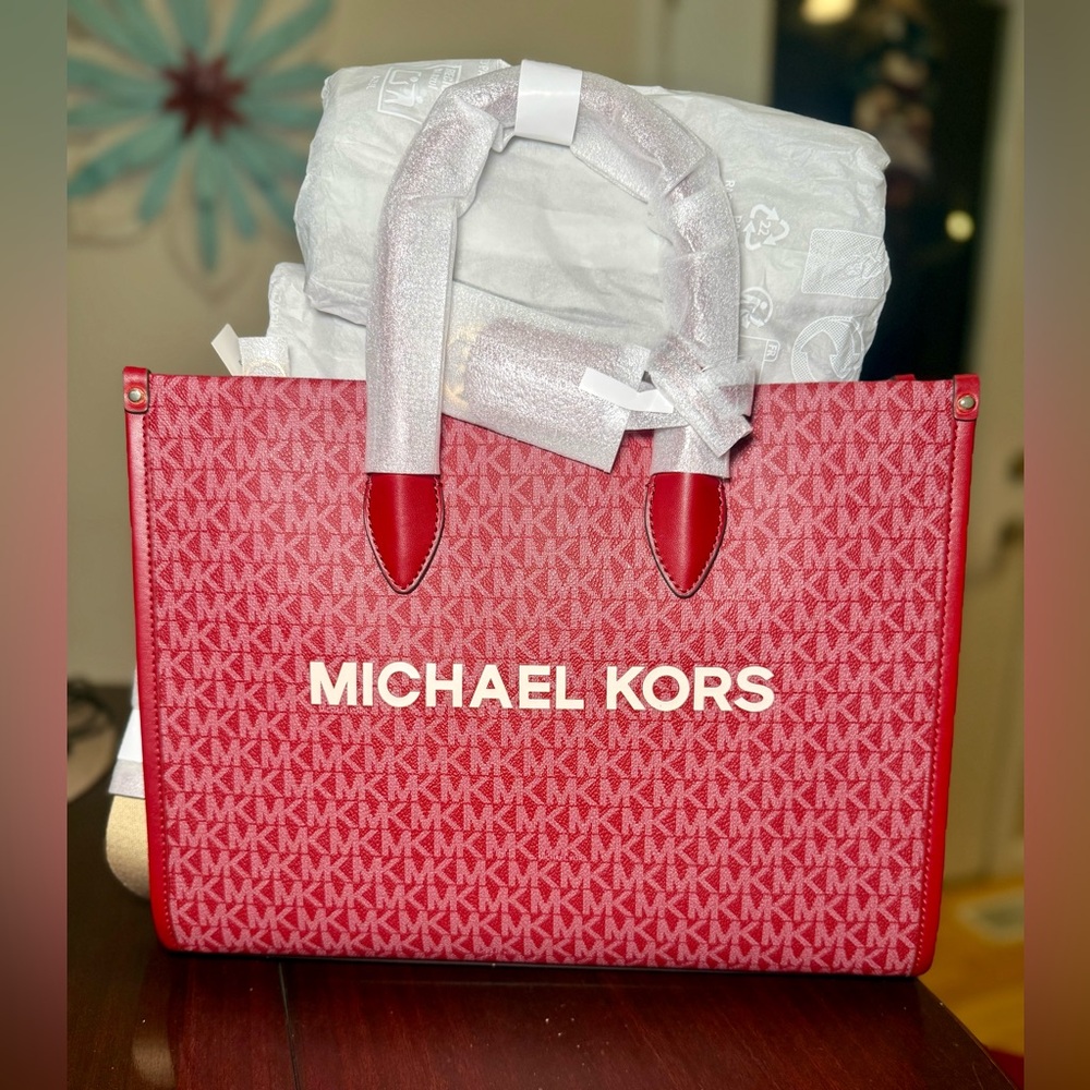Michael Kors Cherry travel set - Picture 5 of 14